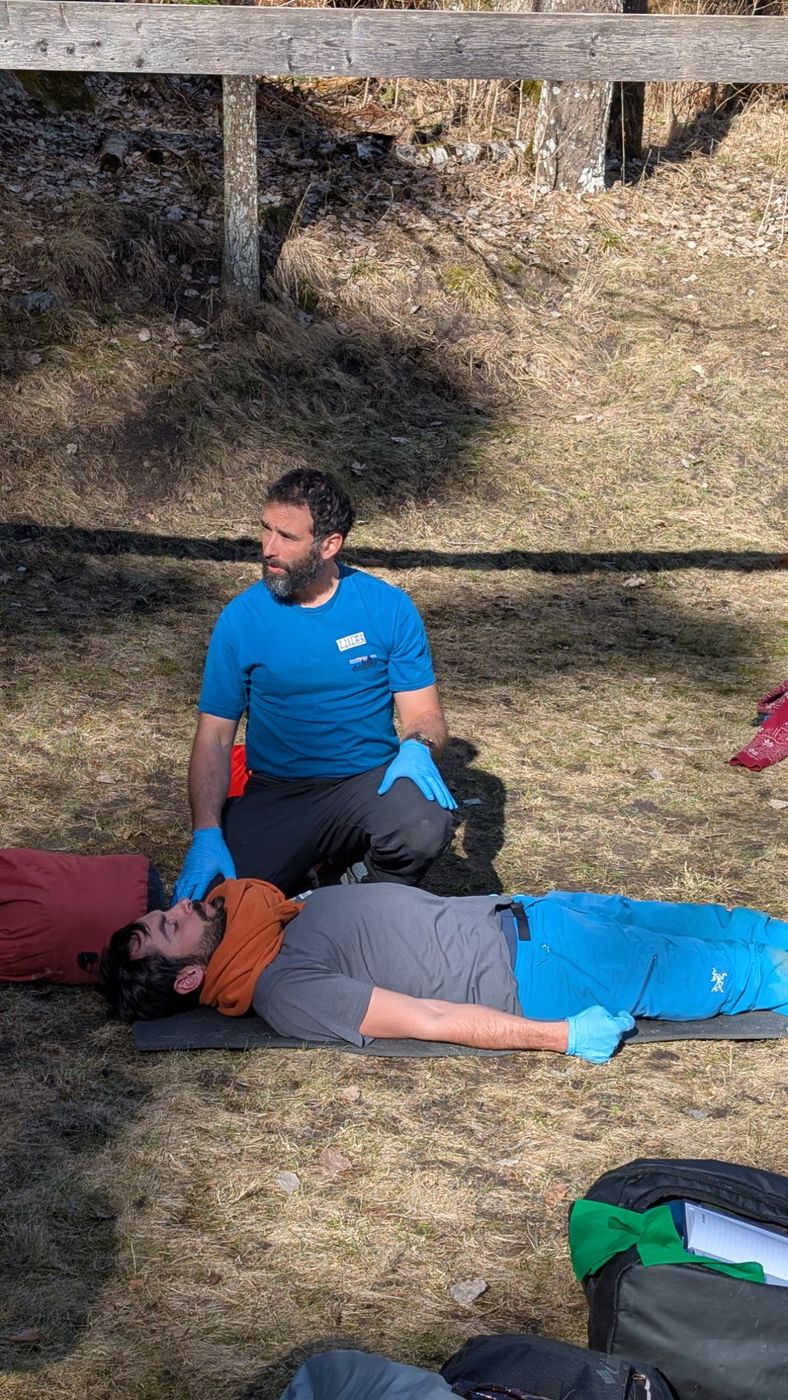 Outdoor patient assessment scenario during the NOLS course